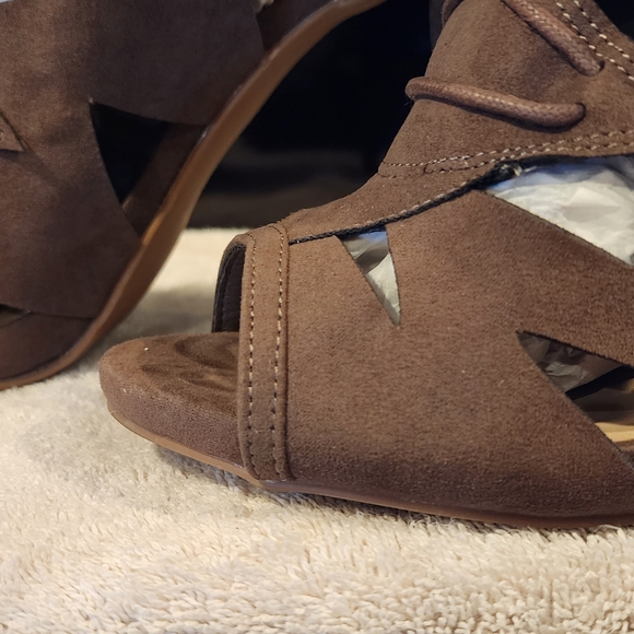 Heels - Picture 4 of 4